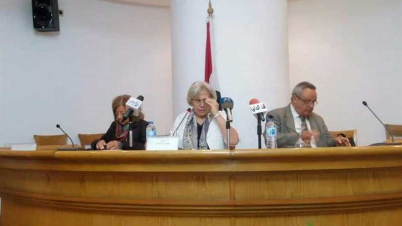 أستاذ علم اجتماع: