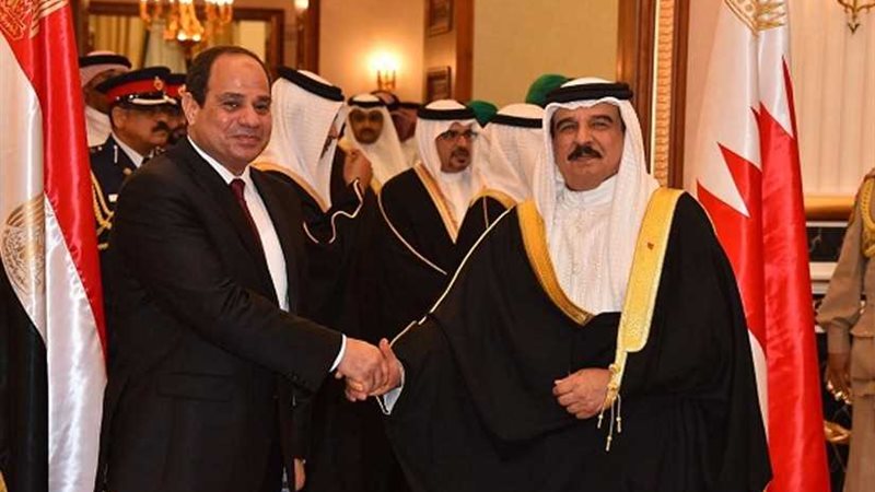 ملك البحرين يشيد