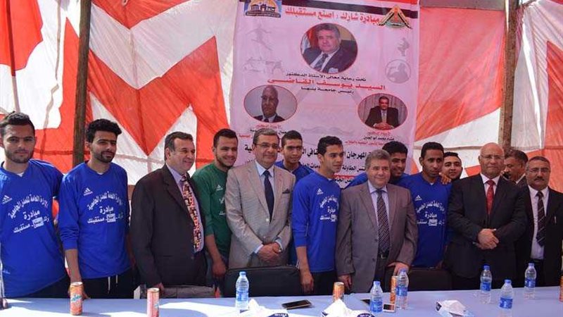 بالصور.. رئيس جامعة