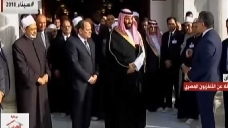 وزير الآثار يعرض