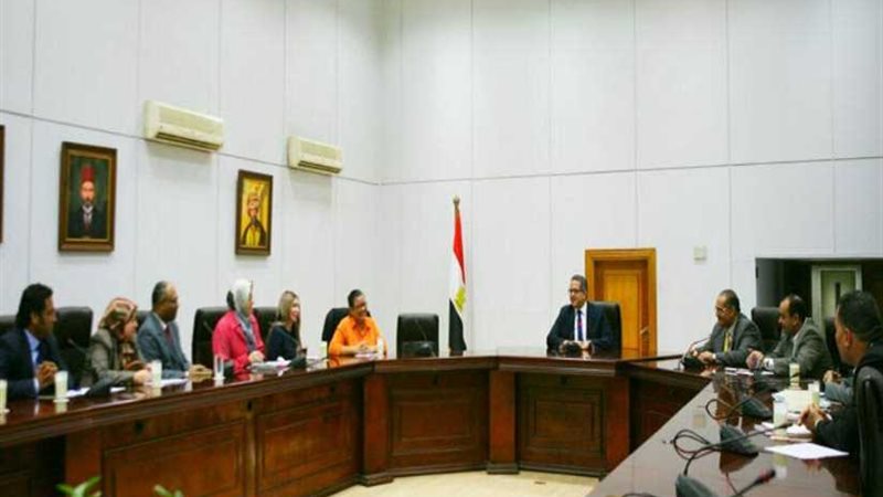 العناني مع ممثلي