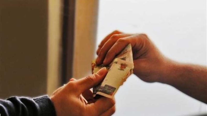 القبض على 4 موظفين