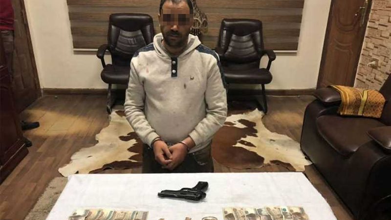 سائق يسرق ربة منزل