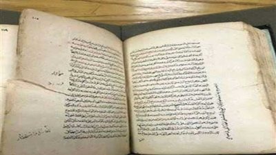 دار الكتب تتسلم مخطوطًا نادرًا وكتبًا من أوائل المطبوعات