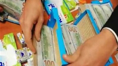 ضبط راكب حاول تهريب 28 ألف دولار داخل مواد غذائية