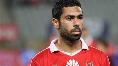 فتحي يقدم قميصه لطفل عقب مباراة الأهلي وإنبي