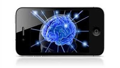 طبيب يكشف آلية تأثير الهواتف الذكية على الدماغ