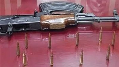 مسجل خطر يصيب نفسه أثناء تنظيف بندقيته بحلوان