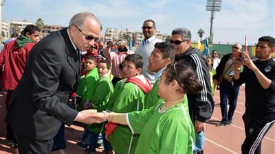 طلاب القليوبية يستقبلون المحافظ بنشيد الصاعقة 