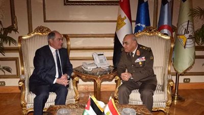 وزير الدفاع يستقبل رئيس وزراء الأردن 