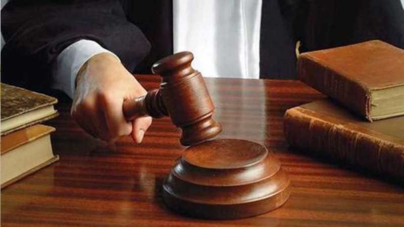 حبس موظفين لاستيلائهما