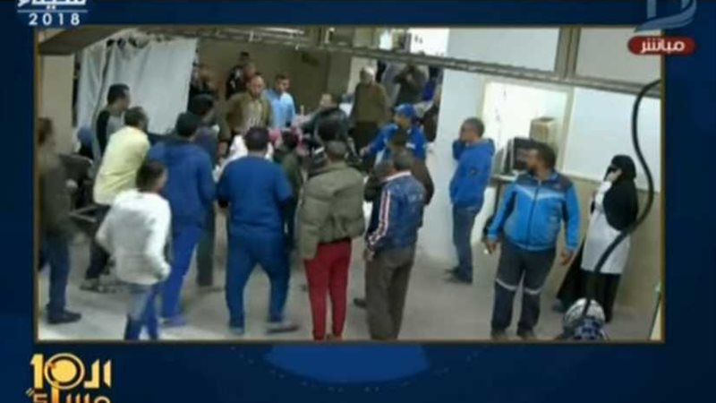 طبيبة تلقن والدة