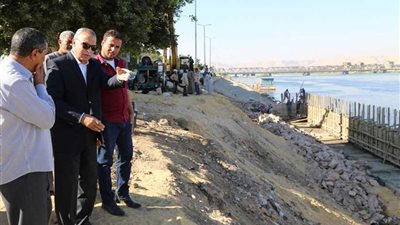 محافظ قنا يتفقد المرسى السياحي بنجع حمادي