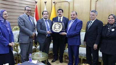 رئيس جامعة بني سويف يبحث سبل التعاون مع سفير بيرو