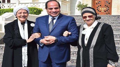 متحدث الرئاسة ينشر فيديو لقاء السيسي مع المتبرعتين لـحساب تنمية سيناء (فيديو)