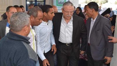 محافظ المنيا يسلم 