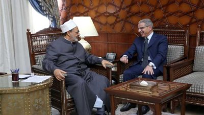 وزير الدولة السعودي يودِّع شيخ الأزهر بعد انتهاء عمله بالقاهرة