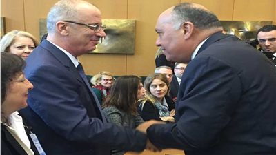 وزير الخارجية يهنئ الحمد الله علي سلامته