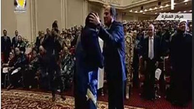 السيسي يكرم الأم المثالية للقوات المسلحة ويقبل رأسها