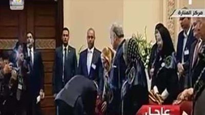 والدة شهيدين عمرها 100 عام تطلب مصافحة السيسي.. فيُقبل الرئيس يدها