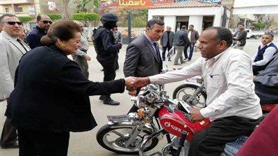 محافظ البحيرة توزع الدراجات المجهزة على المعاقين.. 