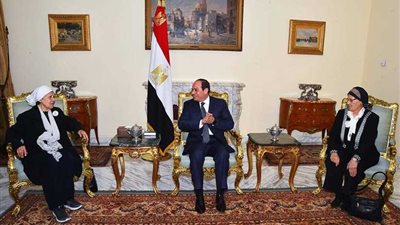 الرئيس السيسي يستقبل سيدتين تبرعتا لـ