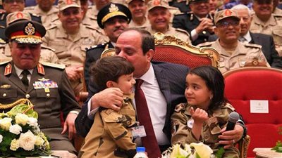 الرئيس السيسي يضمد جراح ويمسح دموع أسر الشهداء (صور)