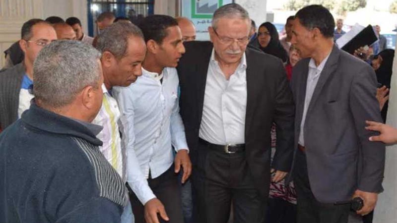 محافظ المنيا يسلم