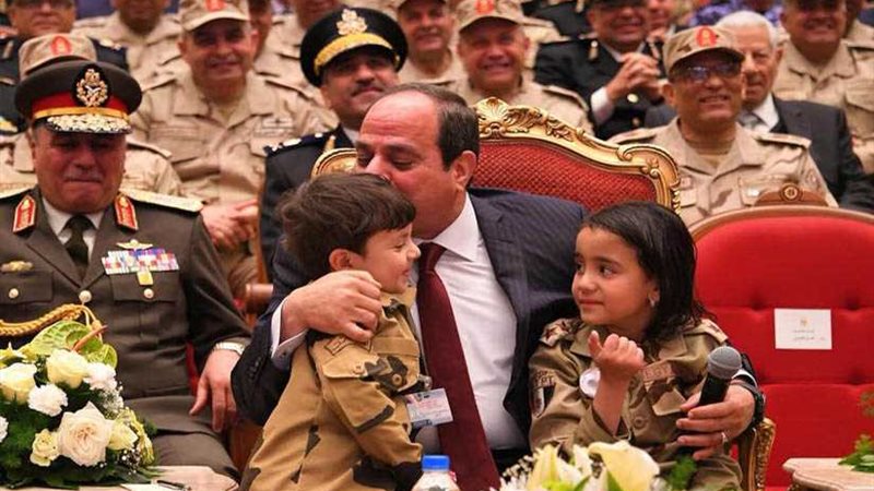 الرئيس السيسي يضمد