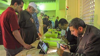 إقبال كبار السن وذوي الاحتياجات الخاصة على الإدلاء بأصواتهم في الكويت (فيديو)