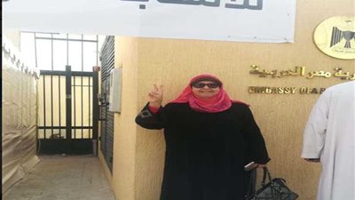المصريون بالرياض يحتشدون أمام مقر السفارة لليوم الثاني صور