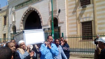 خروج جثمان مديحة عزت إلى مثواها الأخير