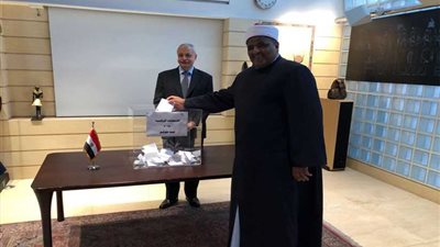 وكيل الأزهر يدلي بصوته بالسفارة المصرية في طوكيو