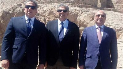 وزير الآثار على جزيرة 