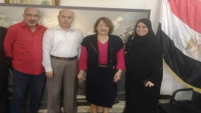 الشيخة لمياء البحرينية تحتفي بالناخبين المصريين بالقهوة العربية (صور وفيديو)