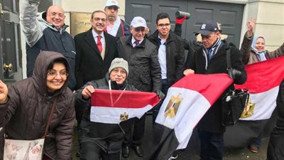أعضاء بالجالية المصرية بلندن يلتقطون صورًا مع القنصل علاء يوسف
