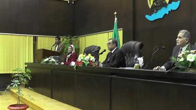 محافظ الفيوم يناقش مشاكل الوحدات الاجتماعية وآليات حلها