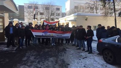 المصريون يتحدون الثلوج وينتخبون في كندا وروسيا (صور)