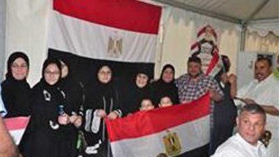 ناخبو الكويت يحتشدون امام السفارة على نشيد 