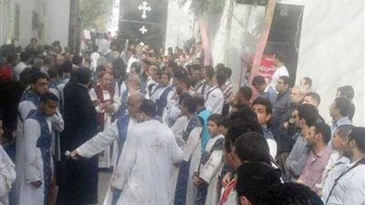 أبناء منفلوط يلقون النظرة الأخيرة على أبيهم