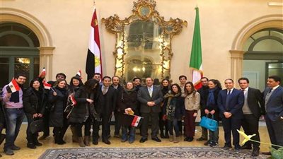 شباب إيطاليا يشاركون المصريين فرحتهم بانتخاب رئيسهم بمقر السفارة