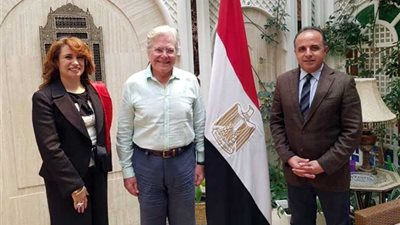 حسين فهمي يتقدم الناخبين في أبوظبي (صور)