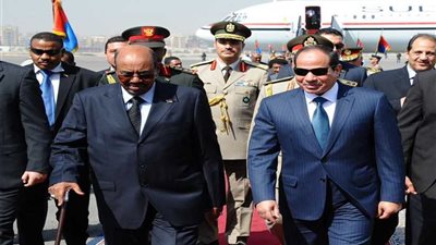 لحظة استقبال السيسي الرئيس السوداني (فيديو)