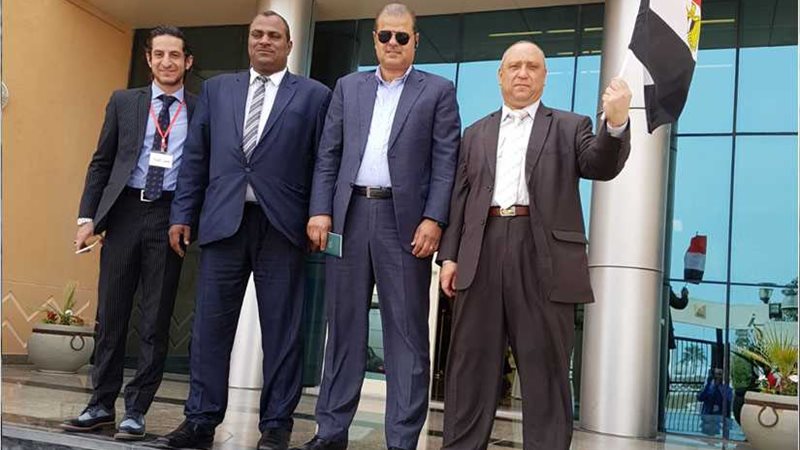 بالصور.. مظاهرة حب