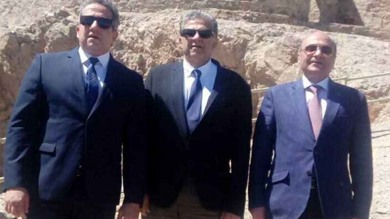 وزير الآثار على جزيرة