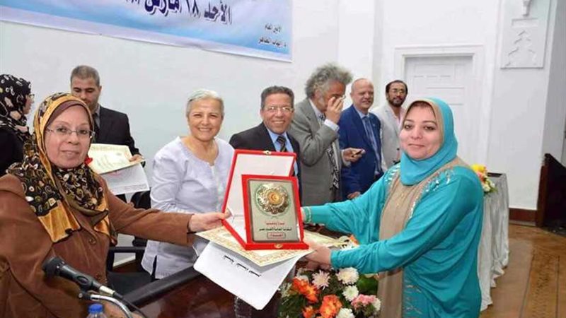 نقابة الأطباء تكرم