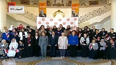 الرئيس السيسي يلتقط صورا تذكارية مع الأمهات المثاليات.. (فيديو)