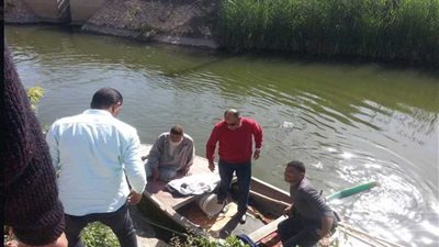 غلق الفتحات المخالفة بمصرف 