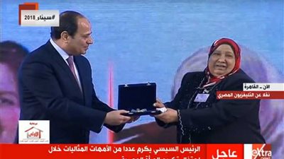 السيسي يمازح الأم المثالية عن بني سويف (فيديو)