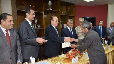 محافظ بني سويف يسلم 200 شهادة أمان المصريين 